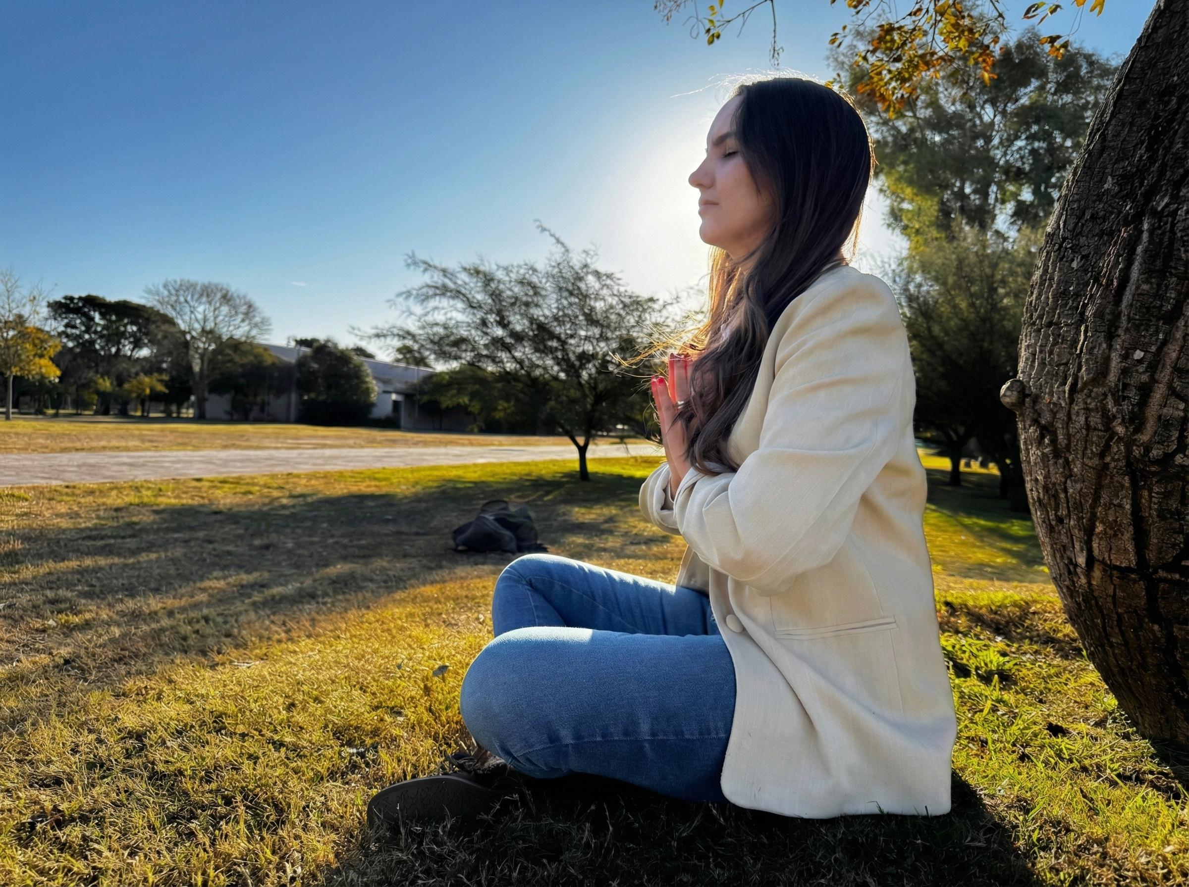 Dra. Ariadna Manero coordinando un curso de medicina integrativa con un grupo reducido de participantes